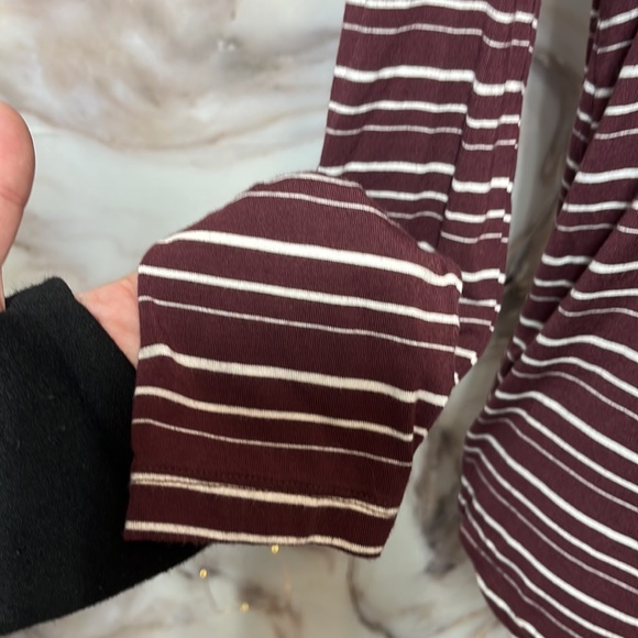 American Eagle Long Sleeve T Stretch Burgundy and White Stretch Size XS - Picture 3 of 10